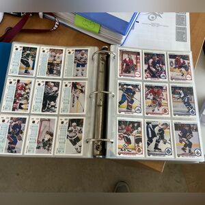 Set of 1990 UD hockey cards 1-550 in binder